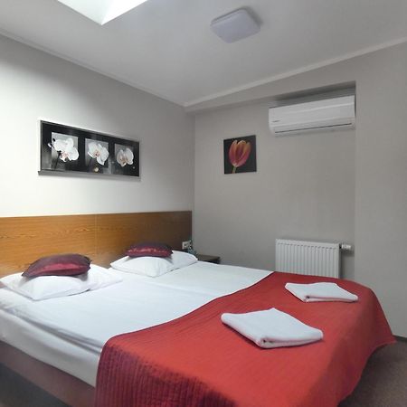 Astral Aparthotel Raszyn Eksteriør bilde